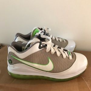 Lebron 7s size 9 no box but brand new condition.